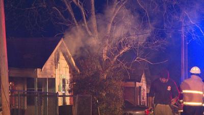 Bomberos rescatan a una persona de casa en llamas en Shreveport