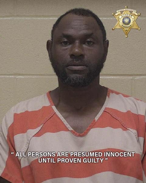 HOMBRE SE ENFRENTA A LA POLICIA TRAS SECUESTRAR A UN CIUDADANO