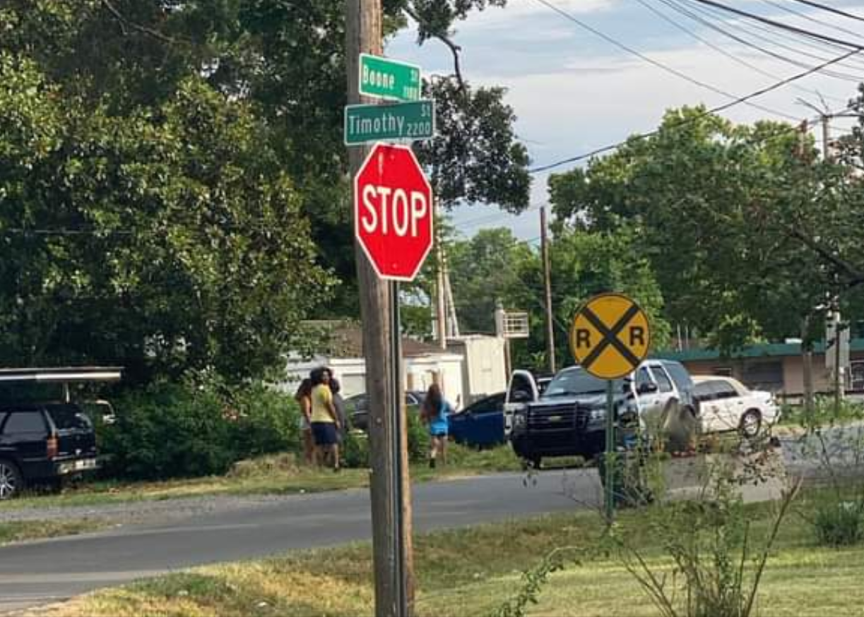 DISPAROS DENTRO DE UNA CASA IMPACTAN EN CASA VECINA Y UN VEHICULO DE LA ZONA EN BOSSIER CITY