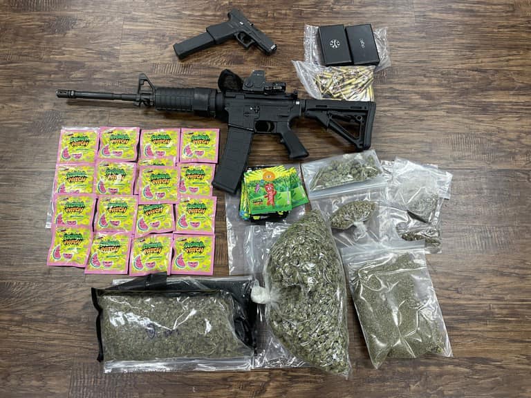 HOMBRE DE CADDO DETENIDO POR DROGAS Y ARMAS DE FUEGO