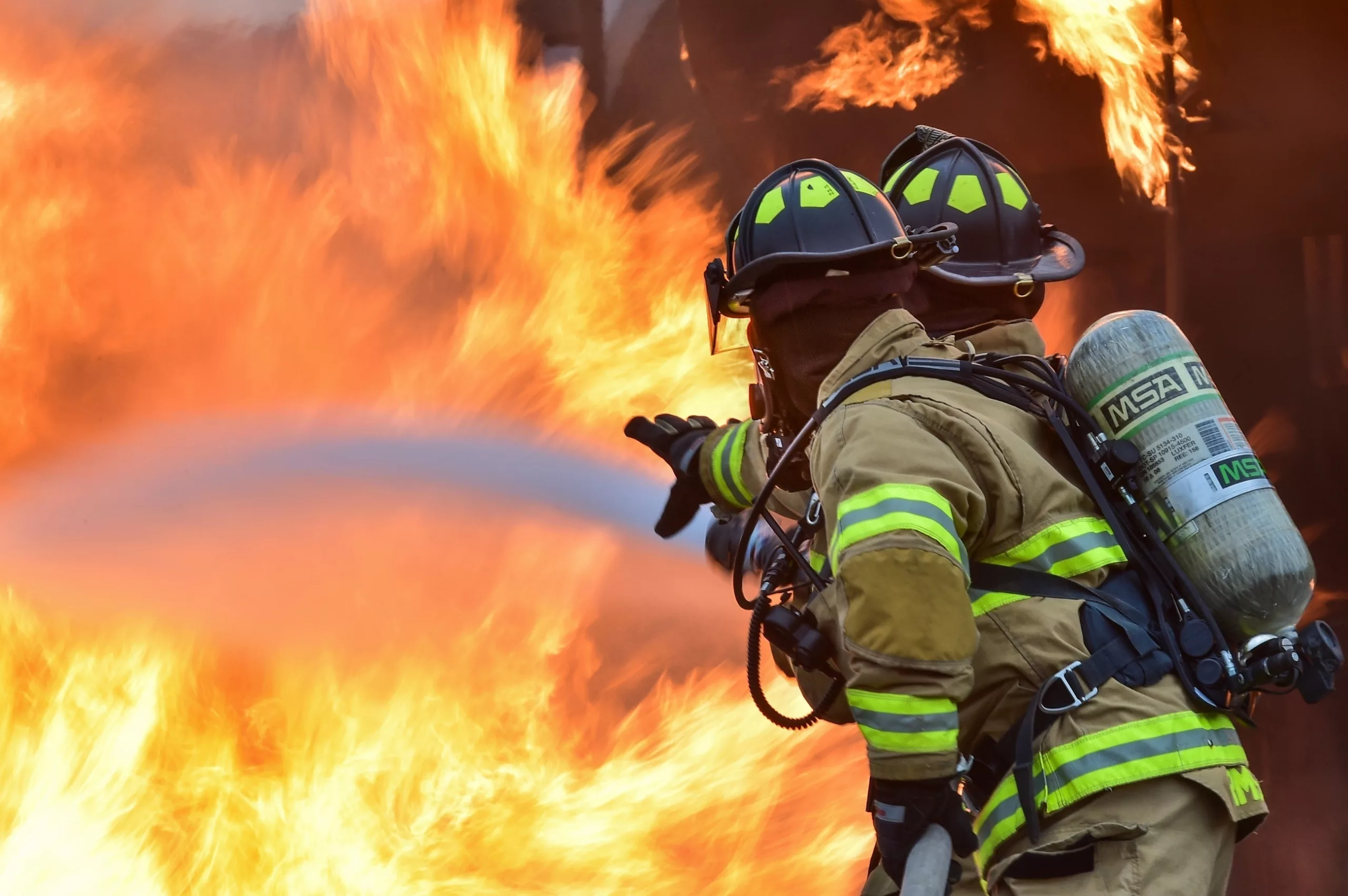 BOMBEROS COMBATEN INCENDIO DE VEHICULO EN HEARNE AVENUE