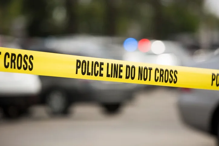 Madre e Hijo Arrestados por Tiroteo Mortal