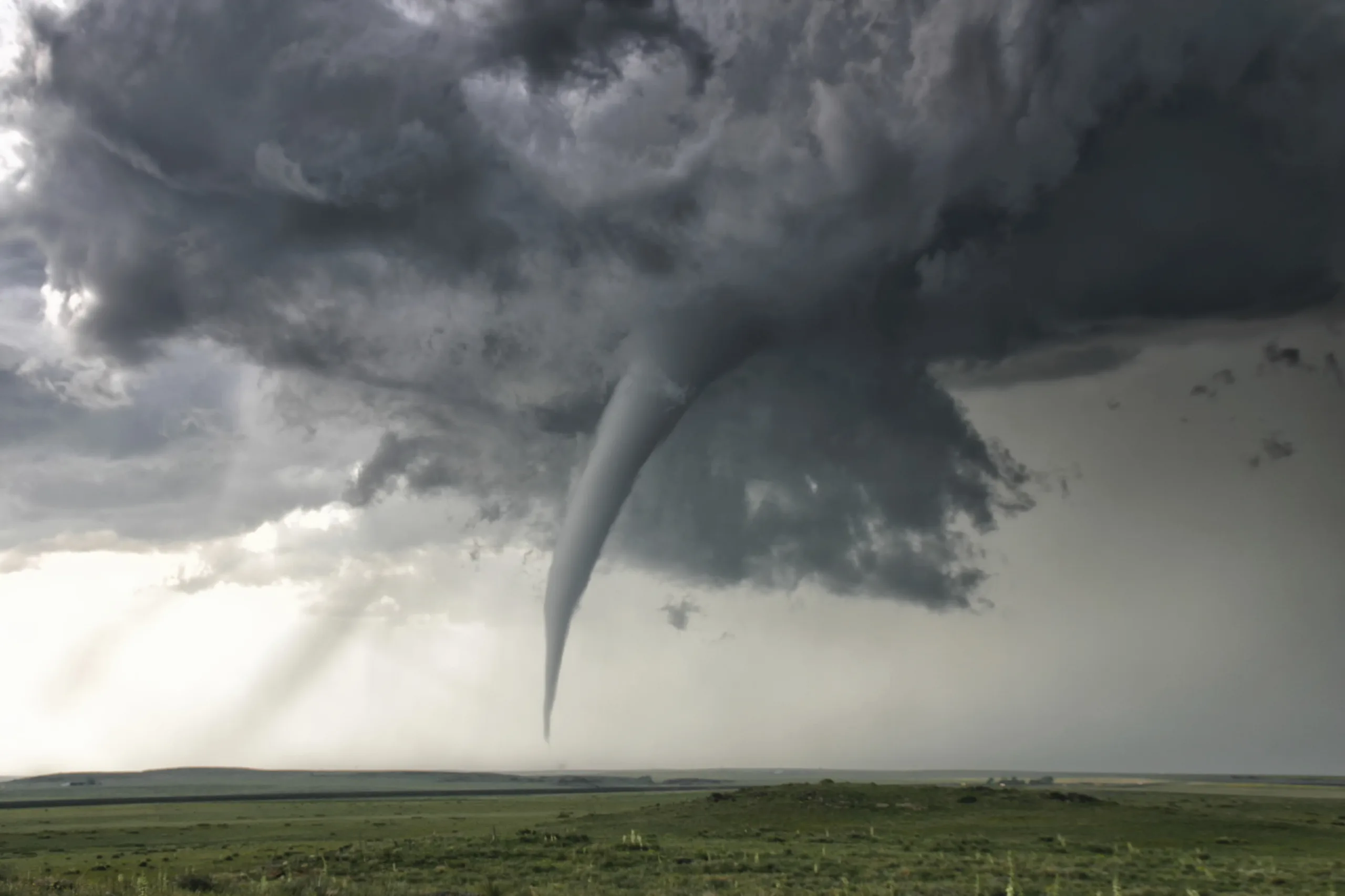 COMUNIDAD DE BENTON SE UNE TRAS TORNADO