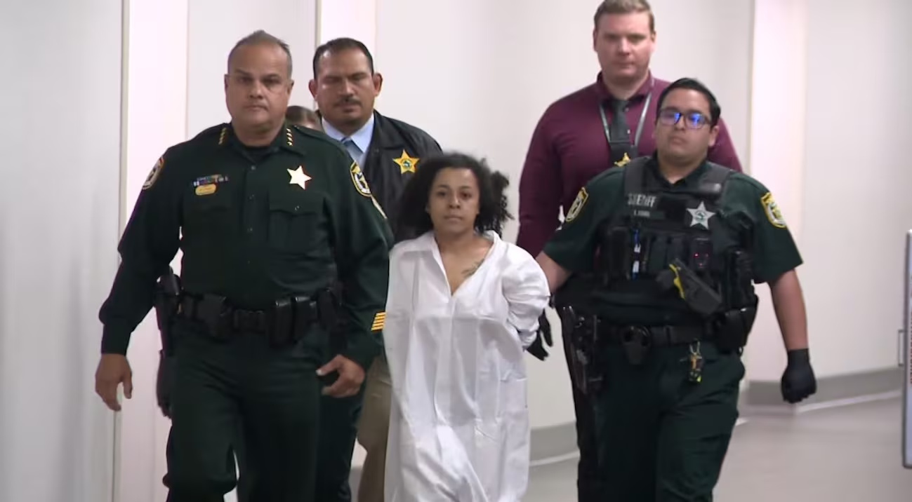 Madre acusada de asesinar a su hija de 14 años al sumergir su cabeza en ...