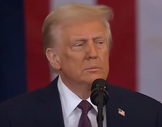 Trump revoca congelación de fondos federales tras confusión