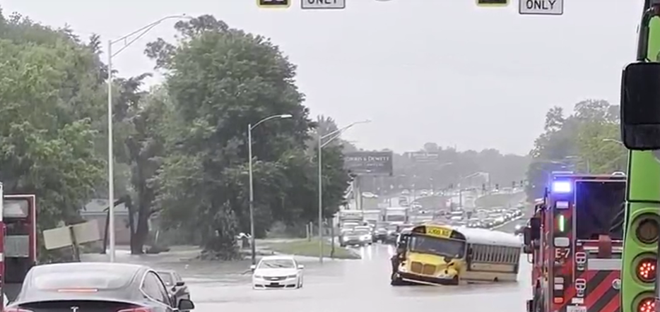 Rescatan a chofer y alumno atrapados por inundación en Caddo