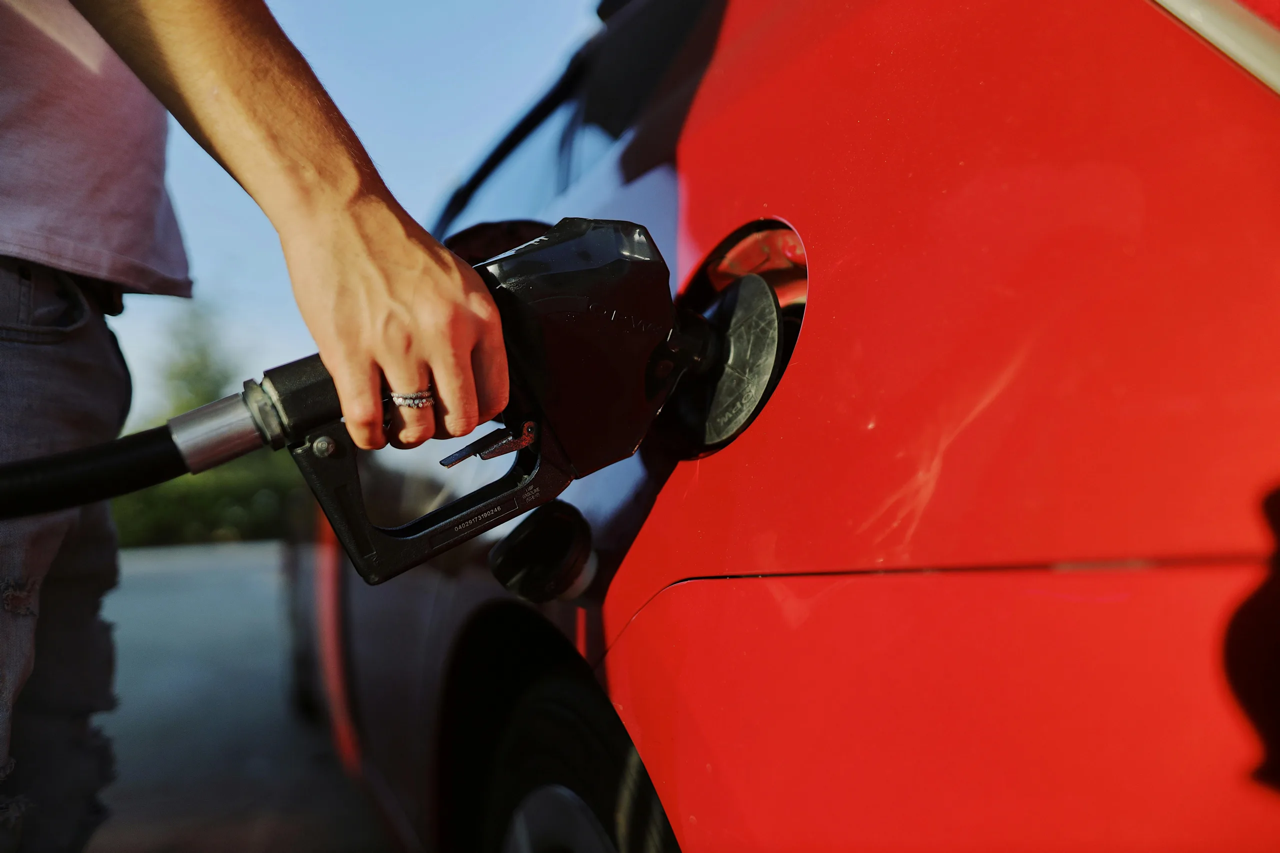 Precios de la gasolina se mantendrán bajos este verano
